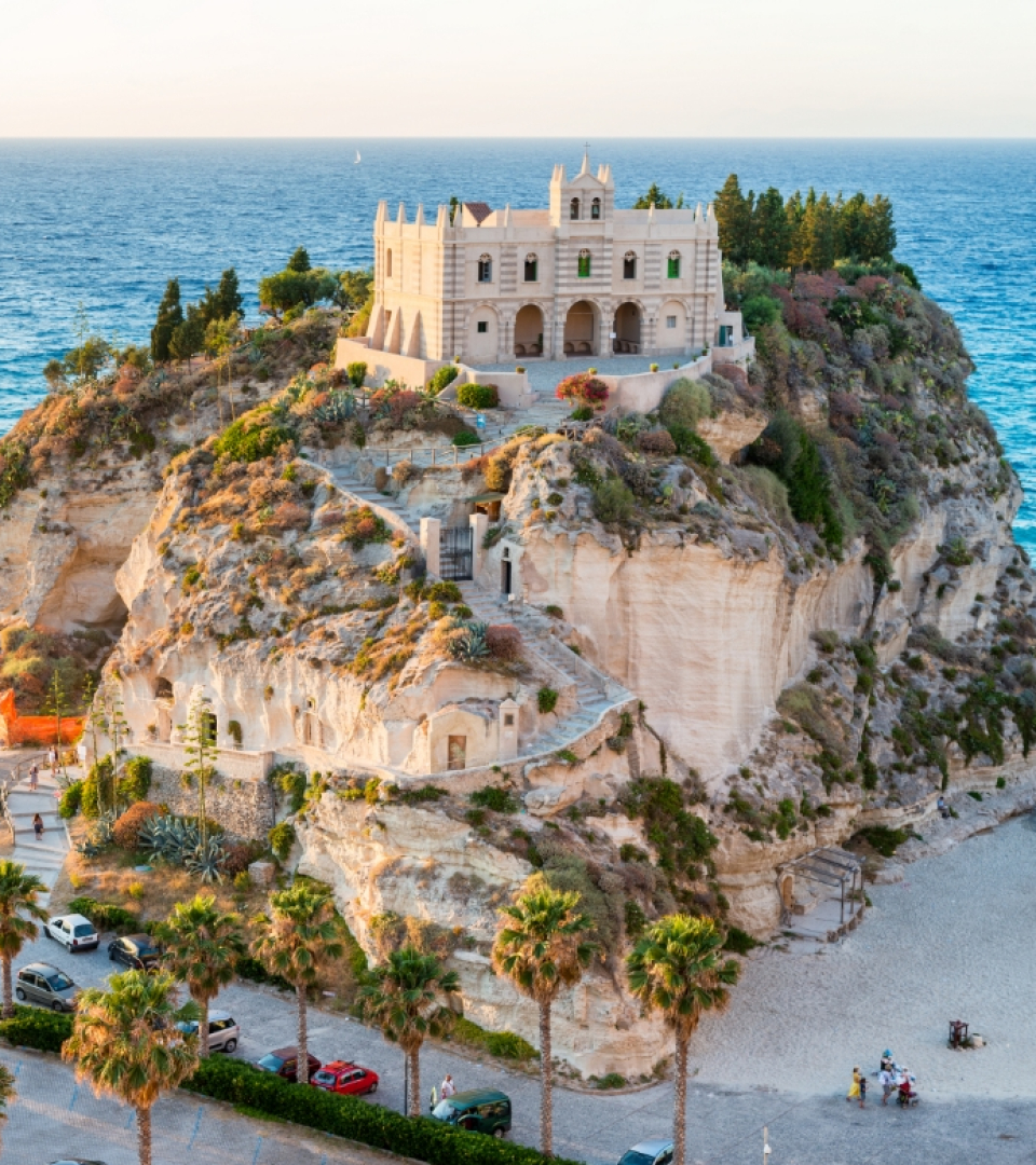 Santuario di Santa Maria dell'Isola su una scogliera a Tropea, Calabria.